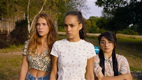 《死噬》塔莉亞貝松（中）將因為聖地巡禮活動，而讓自己陷入致命危機。（圖／采昌提供）