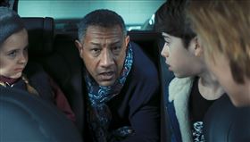 《拆彈倒數30分鐘》愛德華蒙多特求演出甘願被塞在後車廂。（仲業提供）