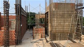 金門1工人掉落鷹架  頭部傷重送醫不治金門縣警察局20日表示，后湖社區活動中心新建工程張姓工人疑由鷹架掉落，頭部遭2根鋼筋插入，頭部受重傷送醫不治。（金門縣警察局提供）中央社記者黃慧敏傳真  111年9月20日