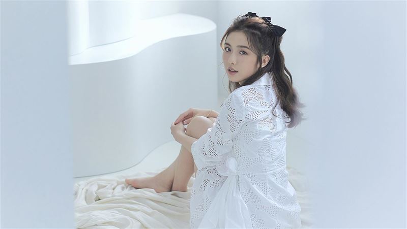 少女蘇媽媽不藏了　薄紗透白長腿超辣