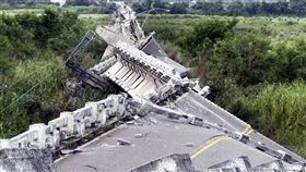 花東每年約2萬次地震 主因板塊擠壓與隱沒花東地區地震頻繁，每年約2萬次，占全國一半，其中約100個是顯著有感地震。中央氣象局地震預報中心表示，主要是板塊擠壓與隱沒造成。圖為18日台東強震造成花蓮高寮大橋斷裂。中央社記者盧太城台東攝  111年9月19日