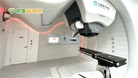 北醫質子中心啟用國內第一部超導型質子機，是全臺首座亦是全球少見的全地下化質子中心。