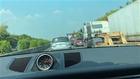 國道大塞車尿憋不住！網推4物必備：還有蓋子（圖／翻攝自爆怨公社）
