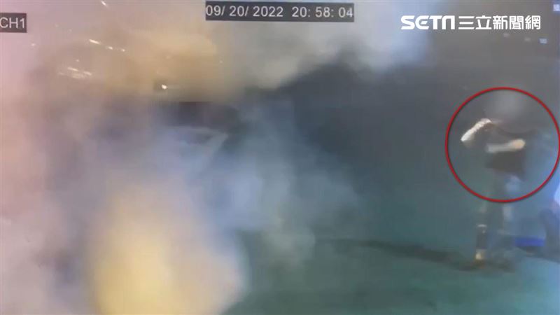 汽油彈燒機車！惡男點火狂擲畫面曝光