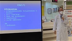 劉華昌說明，膝關節軟骨缺損無法自行修復，就像是馬路缺了一塊柏油，若不盡早修補，最後就得置換人工關節。（圖／記者簡浩正攝影）