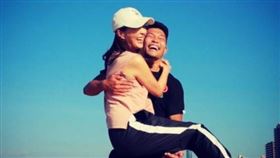 「金曲歌王」李玖哲與日籍「賽車女王」相馬茜。（圖／翻攝自IG）