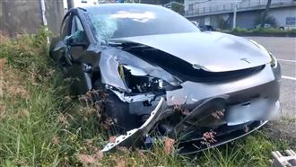 特斯拉高速撞機車　苗栗騎士噴飛不治