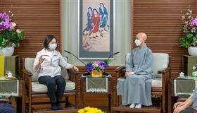 總統蔡英文今（21）日赴花蓮慈濟精舍，與證嚴法師會面。（圖／翻攝蔡英文臉書)