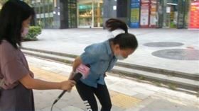彭女被主管懲罰蛙跳。（圖／翻攝自經視直播）