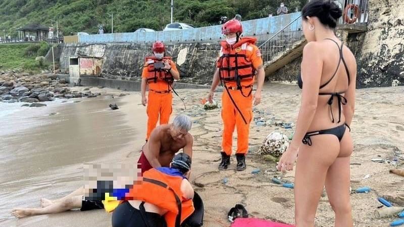 與兒子到基隆外木山沙灘游泳　父被捲走不治