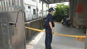 屏東男子預謀弒親  檢方聲押獲准屏東市王姓男子不堪考試壓力大等多重因素，20日持預藏刀剪刺殺年邁祖父母及癱瘓伯父，警方獲報到場封鎖現場，把傷者送醫，並帶回王男調查，檢方複訊後向屏東地院聲請羈押獲准。（警方提供）中央社  111年9月21日