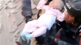 約旦公寓倒塌釀14死，4個月大女嬰奇蹟生還。（圖／擷取自Twitter／@MeenaKasim）