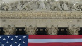 美股大跌  道瓊指數失守3萬點關卡美股16日在經濟衰退恐慌氣氛中大跌，道瓊工業指數重挫741點，2021年1月以來首度收在3萬點以下。圖為紐約證券交易所。中央社記者尹俊傑紐約攝  111年6月17日