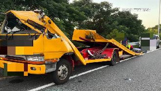 拖吊車排除故障停路肩　貨車猛力追撞翻覆