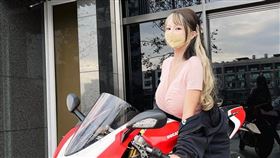 艾妃熱愛騎重機，不時會在社群軟體中曬出美照。（圖／翻攝自艾妃IG）