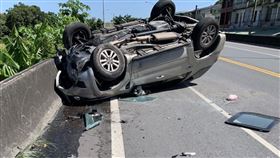 醉男自撞車輛四腳朝天！酒測值高達1.79