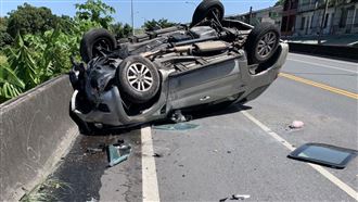 醉男自撞車輛四腳朝天！酒測值高達1.79