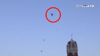 雙十操演試航　3直升機飛越總統府上空