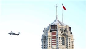 雙十空中操演試航  黑鷹直升機飛越總統府（3）雙十國慶將屆，旋翼機隊22日進行雙十空中兵力操演航線空勘，UH-60M黑鷹直升機清晨飛越總統府上空。中央社記者張皓安攝  111年9月22日