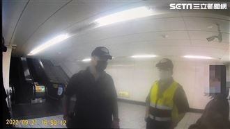 夫妻攜兒搭捷運遇襲　怪女攻擊畫面曝光