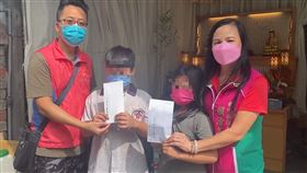 彰化和美，小兄妹，沒水沒電，洗澡，父親癌逝，善款湧入(圖／翻攝畫面)