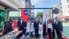 土耳其紅新月會婦女職訓 黃志揚出席訪視活動駐土耳其代表黃志揚20日出席土耳其紅新月會的「婦女職訓培力人道援助計畫－後續就業情形訪視」活動，與紅新月會專案幹部及4名受益學員合照。（駐土耳其代表處提供）中央社記者鍾佑貞伊斯坦堡傳真  111年9月22日