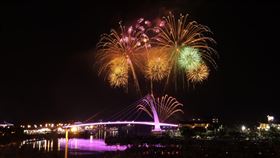 淡水漁人碼頭仲夏繽紛樂系列活動煙火秀(新北市政府提供)