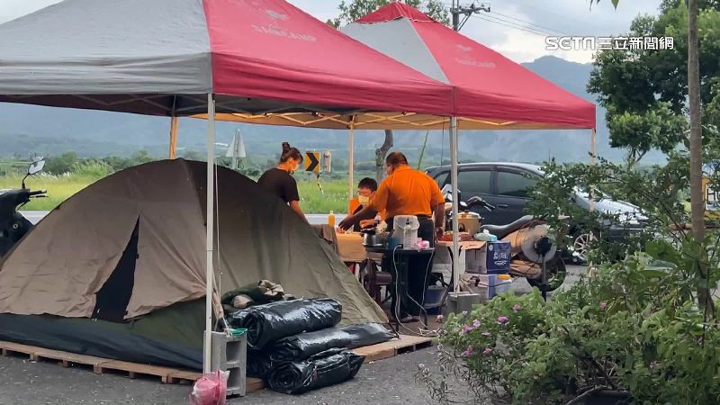 強震重創26年名店！屋主停車場搭帳棚度日