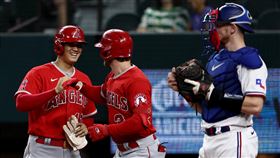 ▲大谷翔平首打席敲安，靠著隊友開轟跑回分數。（圖／翻攝自天使推特）