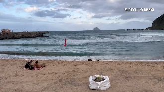 父子大武崙沙灘戲水　父遭浪捲走救起不治