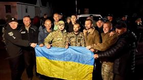 烏克蘭今天宣布換回215名戰俘，人數為俄羅斯2月開戰以來最多。（圖取自facebook.com/mvs.gov.ua）