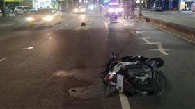 陳姓男騎士今日凌晨高速騎經九如一路，與吳姓老婦發生衝撞，害吳姓老婦慘死。（圖／翻攝畫面）