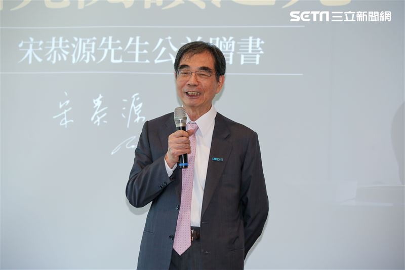 宋恭源先生出席公益贈書活動，邀請林懷民、嚴長壽、張孝威齊聚對談科技與人文。（圖／記者楊澍攝影）