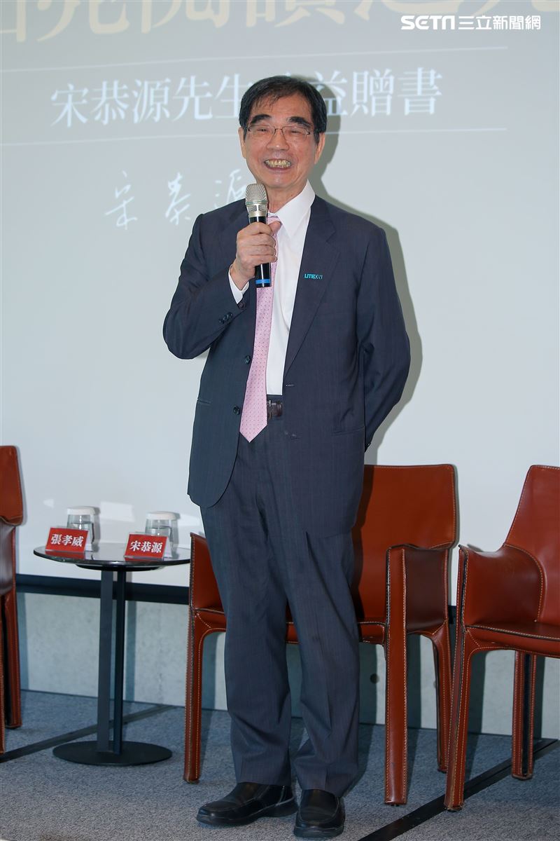 宋恭源先生出席公益贈書活動，邀請林懷民、嚴長壽、張孝威齊聚對談科技與人文。（圖／記者楊澍攝影）