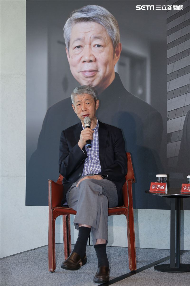 宋恭源先生出席公益贈書活動，邀請林懷民、嚴長壽、張孝威齊聚對談科技與人文。（圖／記者楊澍攝影）