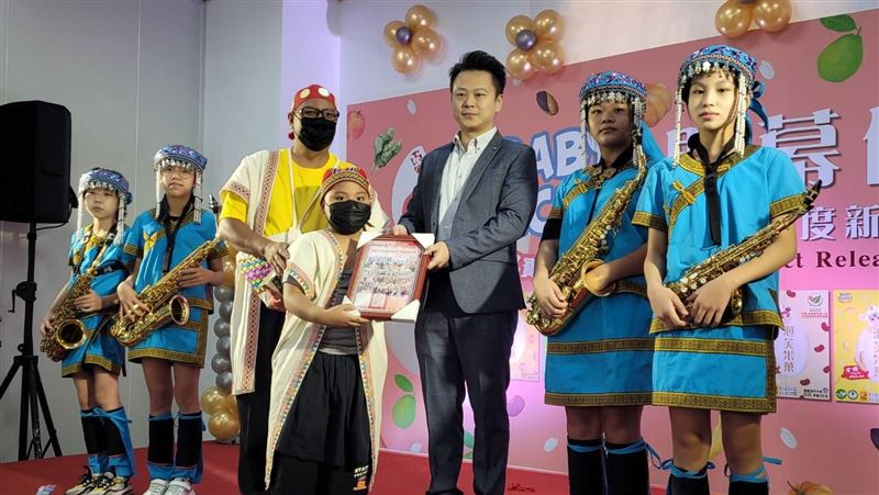 牧菓國際關懷弱勢做愛心　學童暖贈感謝狀