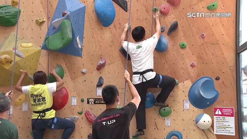搶體育運動票源　林佳龍秀肌力挑戰攀岩