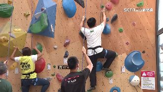 搶體育運動票源　林佳龍秀肌力挑戰攀岩