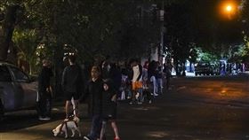 墨西哥6.8強震，居民聚集到大街上。（圖／美聯社／達志影像）