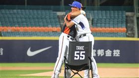 悍將由林哲瑄代表獻上「釣魚2寶」給潘武雄當禮物。(圖／富邦悍將提供)
