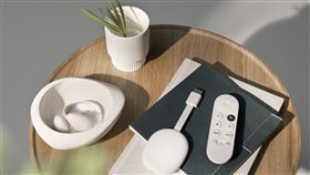 新一代的Chromecast（支援 Google TV, HD）價格實惠且承襲前代輕巧纖薄且兼具時尚美感的外型設計。（圖／Google台灣提供）
