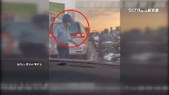 紅燈140秒！阿伯邊停邊「取物」遭罰千元