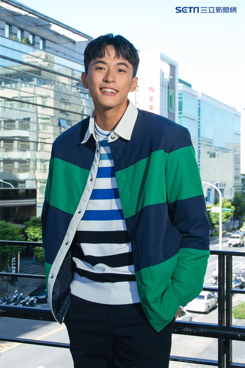 徐瑋澤三立新聞網專訪。（圖／記者楊澍攝影，服裝提供／United Colors of Benetton）