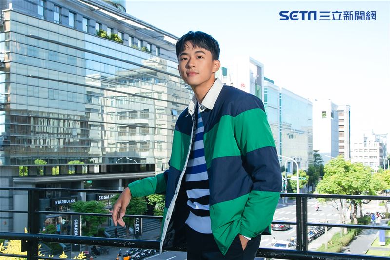 徐瑋澤三立新聞網專訪。（圖／記者楊澍攝影，服裝提供／United Colors of Benetton）