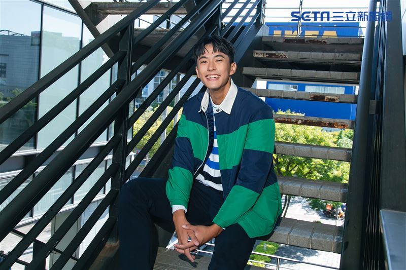 徐瑋澤三立新聞網專訪。（圖／記者楊澍攝影，服裝提供／United Colors of Benetton）