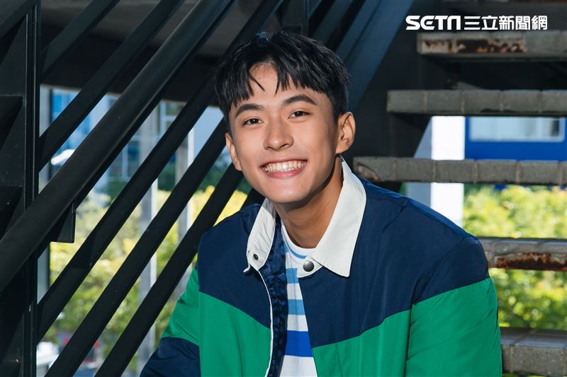 徐瑋澤三立新聞網專訪。（圖／記者楊澍攝影，服裝提供／United Colors of Benetton）