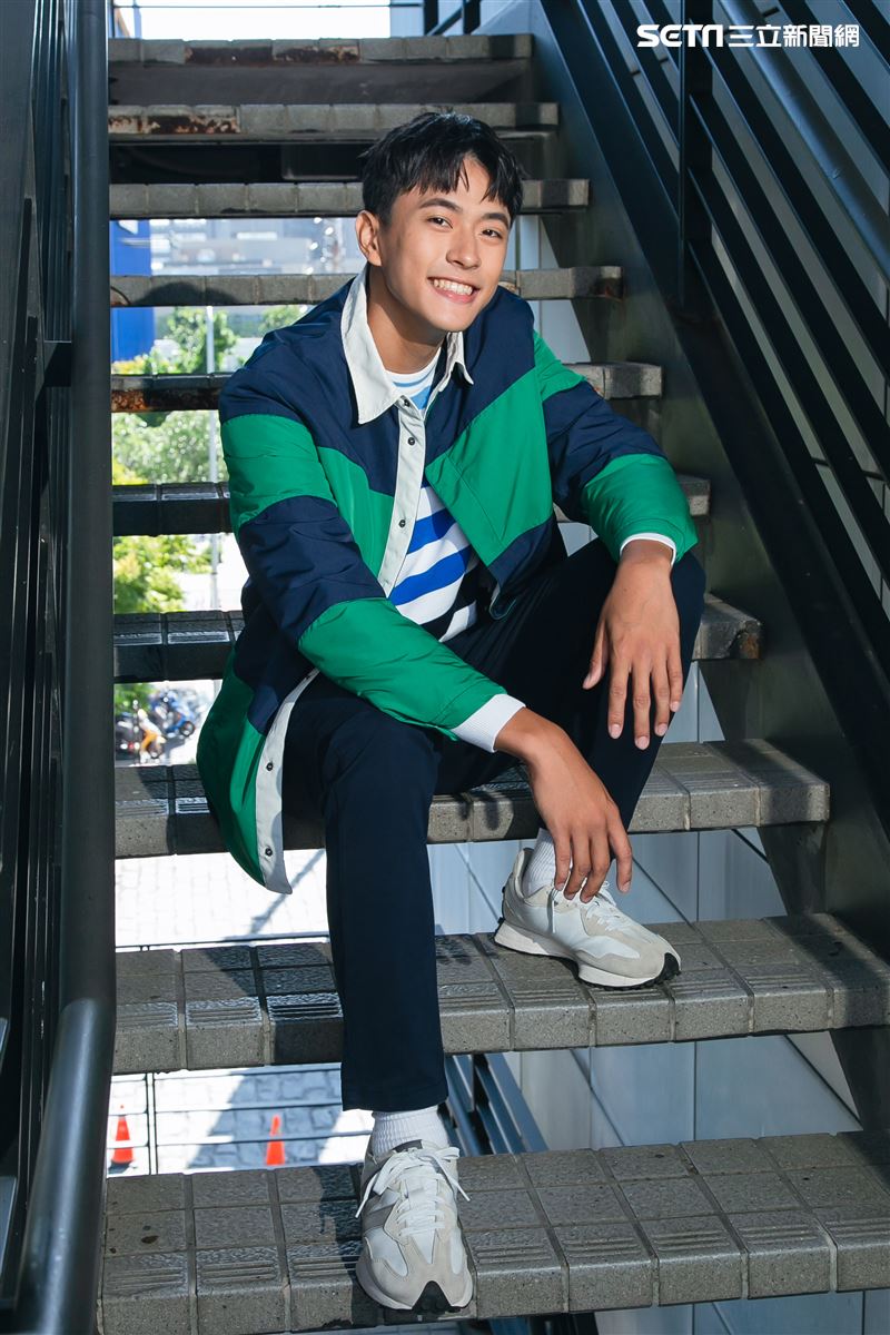 徐瑋澤三立新聞網專訪。（圖／記者楊澍攝影，服裝提供／United Colors of Benetton）