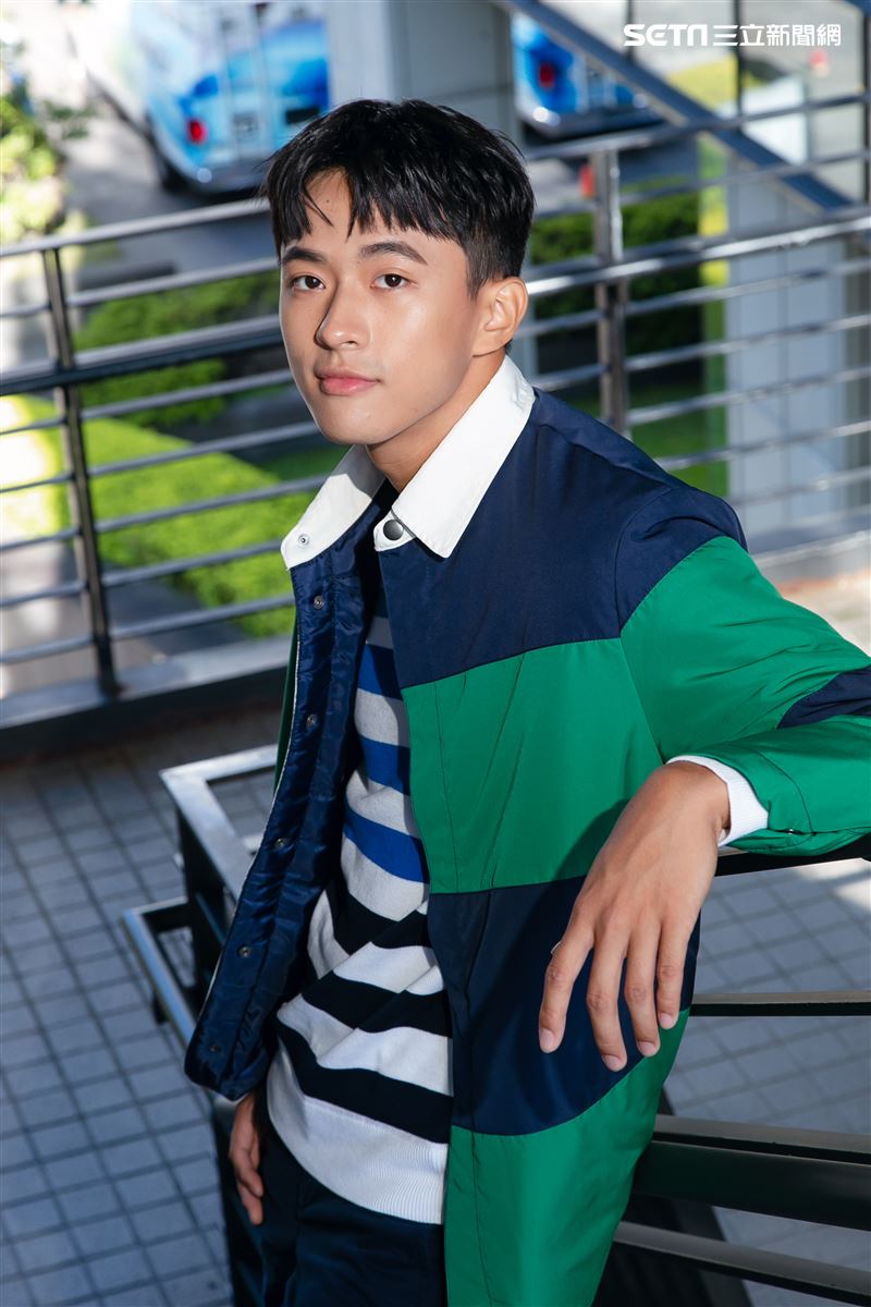 徐瑋澤三立新聞網專訪。（圖／記者楊澍攝影，服裝提供／United Colors of Benetton）