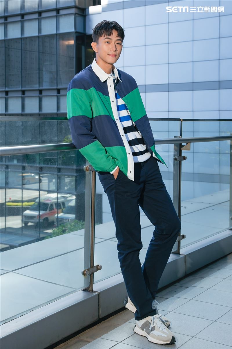 徐瑋澤三立新聞網專訪。（圖／記者楊澍攝影，服裝提供／United Colors of Benetton）