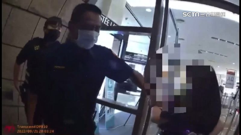 領錢遭誤認車手　女子拒檢遭警管束